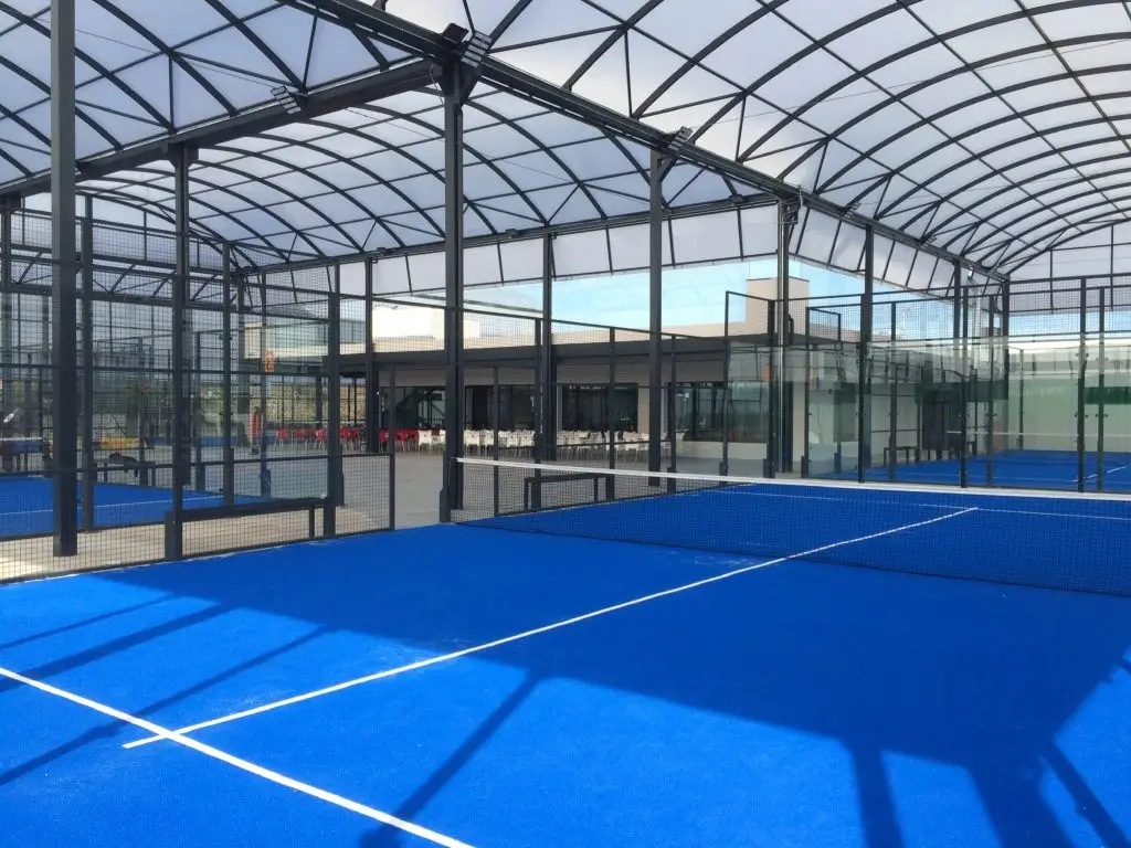 Pista de pádel cubierta con marquesina