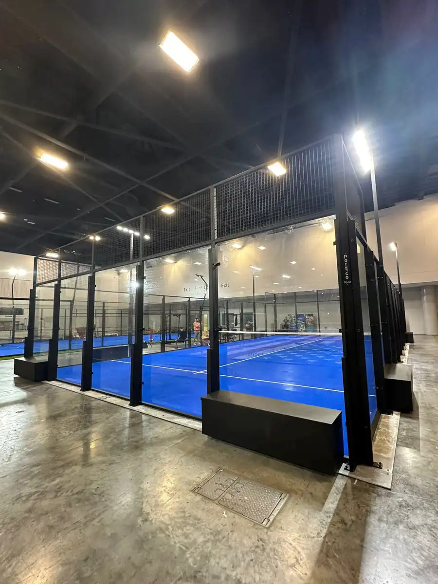Pista móvil de club en RacquetX Fair en EE. UU.
